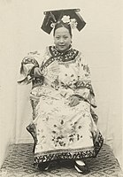 1900年至1905年期间，北京旗人妇女照片。架子头正面[6]:88。发丝之间透光。