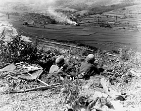 Jednotky amerického 27. pěšího pluku očekávají severokorejský útok přes řeku Nakdong z pozic perimetru, 4. září 1950.