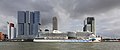 17. Az AIDAperla tengerjáró hajó a rotterdami Wilhelminapiernél a De Rotterdam épülettel és a nemzetközi kikötővel (javítás)/(csere)