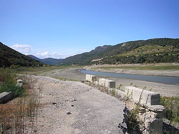 Les bords de l'Agly découverts par la baisse des eaux du barrage durant la sécheresse de 2008.