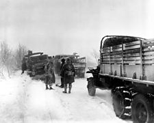 Vehículos de la 1.ª División de Infantería en una carretera belga, el 19 de enero de 1945