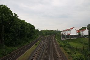 Ansicht in Richtung Westen, an der Stelle des Betonmastes im Hintergrund links der Gleise befand sich das Stellwerk Gnf, 2017