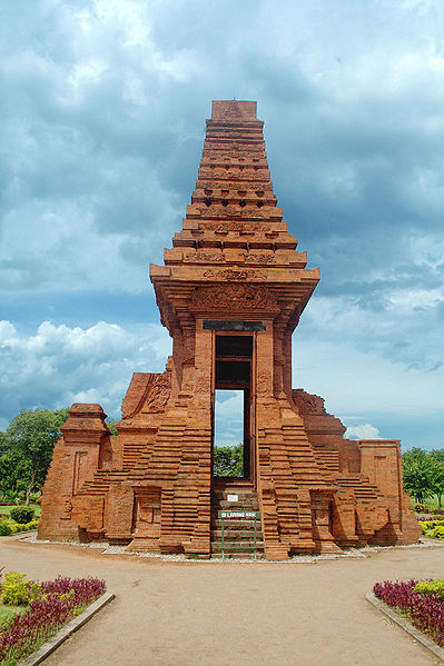 Berkas:Bajang Ratu Gate Trowulan.jpg