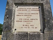 Textes de Jules César sur le monument du Mont Beuvray.