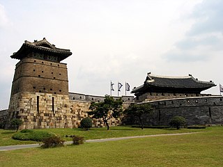 منظر للبوَّابة الغربيَّة لِقلعة هواسونگ وبُرجها المائيّ