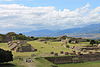 Panorama de la Grande Place de Monte Albán depuis la plate-forme nord ; de nombreux édifices pyramidaux sont visibles.