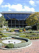 Jardines junto al invernadero.