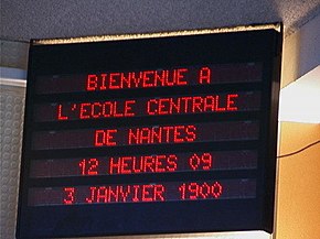 A French electronic sign. It reads, Bienvenue a L'École centrale de Nantes, 12 heures 09, 3 Janvier 1900.