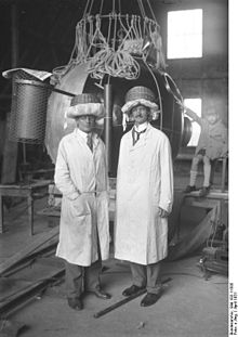 In 1931, Auguste Piccard and Paul Kipfer (photo) reached a record altitude of 15,781 m. In 1932, Auguste Piccard and Max Cosyns made a second record-breaking ascent to 16,201 m. Auguste Piccard ultimately made a total of twenty-seven balloon flights, setting a final record of 23,000 m
. Bundesarchiv Bild 102-11505, Vorbereitung fur Stratospharen-Flug.jpg
