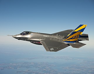 L'avion multirôle F-35 Lightning II du constructeur américain Lockheed Martin, en vol d'essai au-dessus de la baie de Chesapeake. (définition réelle 3 000 × 2 357)