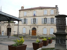 Place Lafayette avec la fontaine, la halle et la mairie