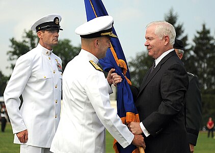 Министр обороны США Роберт Гейтс передаёт флаг Европейского командования ВС США адмиралу Джеймсу Дж. Ставридису (30 июня 2009 года)