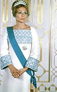 Otra imagen de la Shahbanou Farah Pahlaví con las insignias de la Primera clase (nótese la terminación de la banda en hilo de oro)