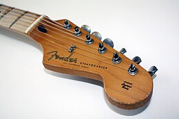 Передняя бабка Stratocaster с шестью линейными настроечными штифтами (машинными головками) с одной стороны