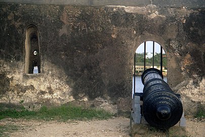 Un canon derrière un mur. Juin 2005.