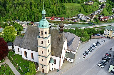 Franziskanerkirche mit Glockenturm und einem Teil des Alten Friedhofs