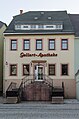 Wohnhaus mit Gellert-Apotheke in halboffener Bebauung und vorgelagerte Freitreppe