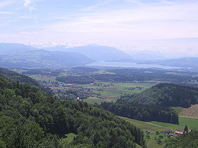 Blick vom Aussichtsturm Hochwacht (Albis) über den Ortsteil Heisch und Hausen (Bildmitte) zum Zugersee