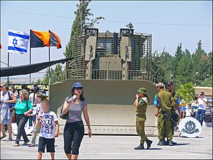 D9R de Tsahal (blindé de 4e génération) dans l'exposition Yom Ha'atzmaut du commandement terrestre de Tsahal.