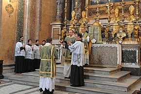 Ite missa est sung by the deacon at a Solemn Mass at Santissima Trinita dei Pellegrini, Rome IteMissaEst.jpg