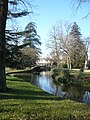 Le jardin du Mail, jardin à l'anglaise avec de nombreuses essences, un bassin, une cascade, un pont, etc.