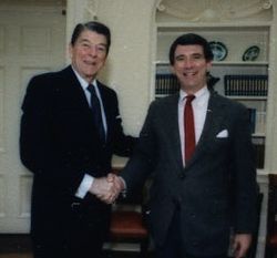 John H. Kelly (oik.) ja presidentti Ronald Reagan