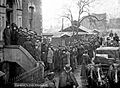 کارگران معدن کلوندایک در حال خرید پروانه در دفتر اداره گمرک ویکتوریا در بریتیش کلمبیای کانادا در ۲۱ فوریه ۱۸۹۸