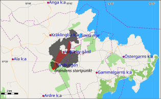 Branden utbröt på södra delen av Torsburgen och spreds snabbt åt nordnordost. Det röda området är det ungefärliga brandområdet efter tre timmar och det grå det slutliga.