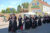 Opptog underLandestrachtenfest i 2009: kvinnene på bildet bærer egnens tradisjonelle drakt