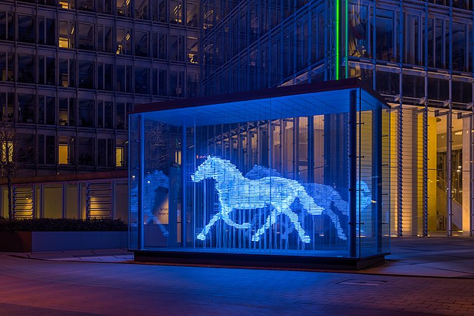 圖為霓虹燈現代雕塑「Zwei Pferde für Münster」，由斯蒂芬·胡貝爾（英語：Stephan Huber）創造。它位於德國北萊茵-威斯特法倫州明斯特市的LVM大樓前。