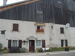 Belle ferme comtoise avec fenêtre du XVIIe siècle.