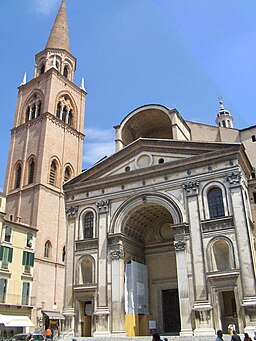 Exteriören vid Piazza Andrea Mantegna.