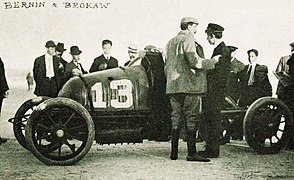 Maurice Bernin (à g.) et Gould Brokaw en discussion au 'Florida Speed Carnival' de janvier 1905 devant la Renault AE 60 hp.