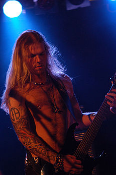 Terji Skibenæs, guitariste du groupe féroïen de viking metal Týr, lors du festival Metalmania 2007. (définition réelle 1 400 × 2 106)