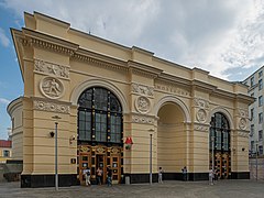 Het toegangsgebouw op de binnenplaats