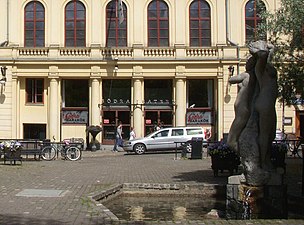 Skulpturgruppen Systrarna av Nils Sjögren med Södra Teatern i bakgrunden, 2010.