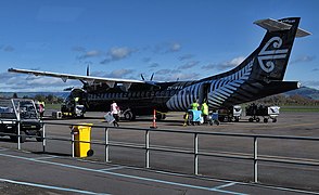 一架紐西蘭航空的ATR 72-600飛機。飛機塗裝為全黑色，尾翼的航空公司標誌源於被毛利人稱為「科魯」的銀葉蕨捲曲的嫩蕾，機身也繪有銀葉蕨圖案。