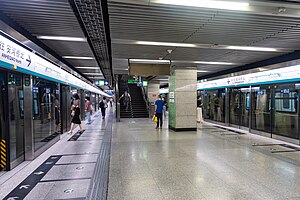 公益西橋站北行站台，右側停靠的列車為晚高峰出庫車