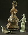 Trois objets en bronze des collections antiques : peson de balance ; lampe à huile en forme de pied ; statuette de figure féminine.