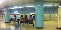 大江戶線月台（2014年7月13日設置半高式月台門後）