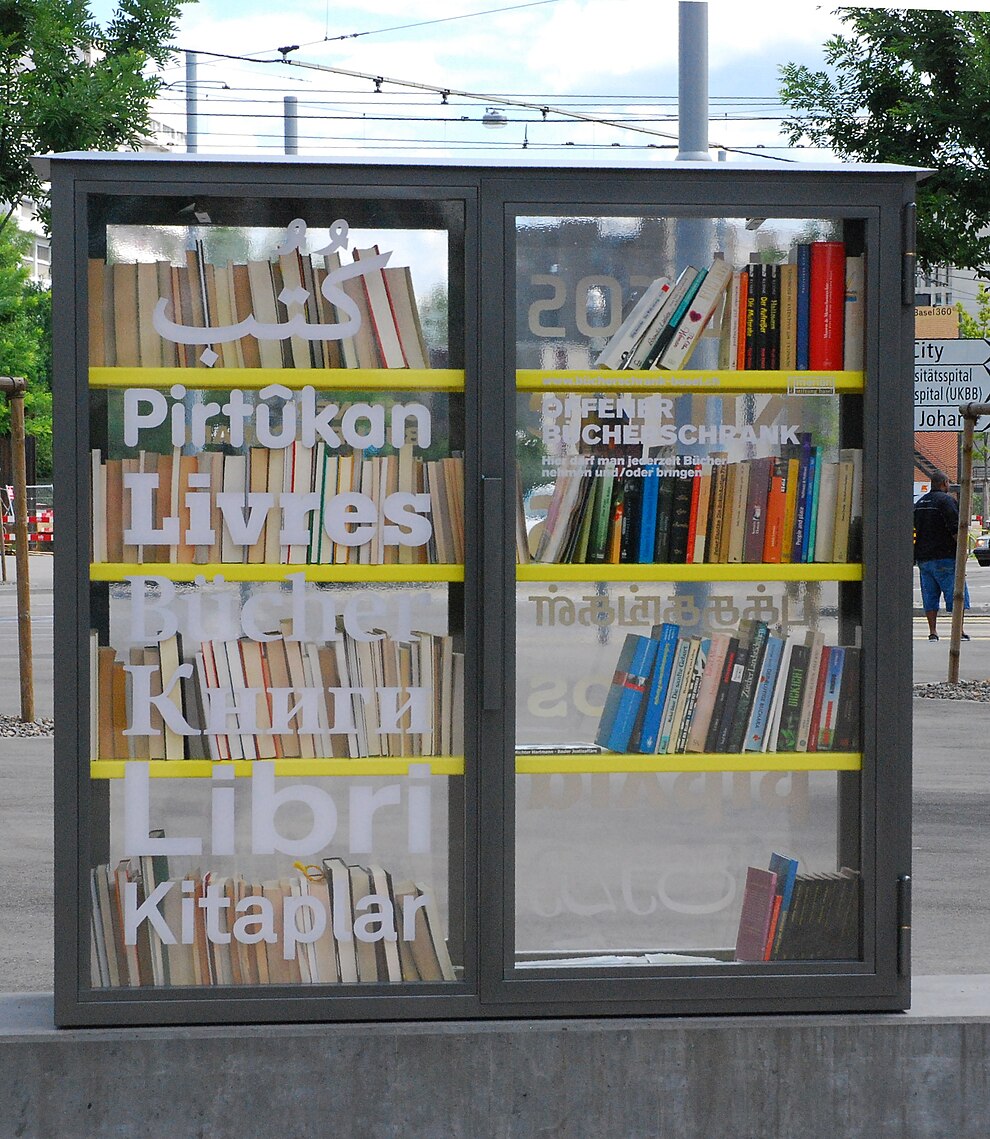 Plurlingva libroŝranko en Voltaplatz, Basel (Svislando)