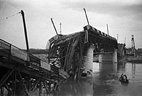 Piacenza ponte sul fiume Po distrutto dai bombardamenti, 1945