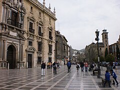 Plaza Nueva, vista hacia el este, con la Iglesia de San Gil y Santa Ana a la derecha