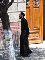 ポドリャスニクを着用した司祭（シビウ、ルーマニア正教会）