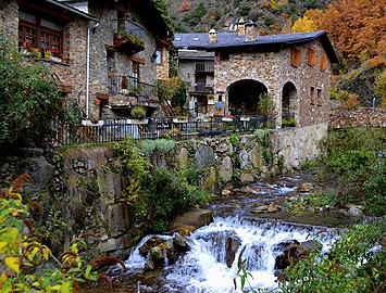 Le village andorran voisin de Bixessarri traversé par le riu d'Os.