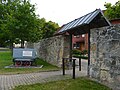 Lichtenberg: Rest der ehemaligen Mauer der Domäne Lichtenberg mit Förderwagen aus dem Bergwerk Altenhagen