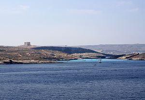 Blick von Gozo über den Gozokanal auf Comino und Cominotto, im Hintergrund Malta