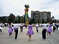 Sardana, a dança típica catalã, sendo praticada na capital, Barcelona