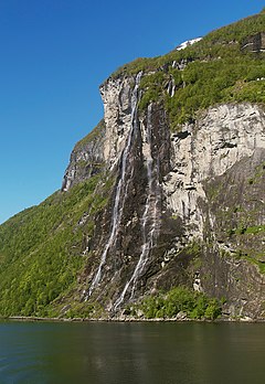 La cascade des Sept sœurs dans le fjord de Geiranger (comté de Møre og Romsdal, Norvège). (définition réelle 1 600 × 2 321)