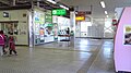 駅構内、左から順に改札、みどりの窓口（2021年9月末で閉鎖）、自動券売機